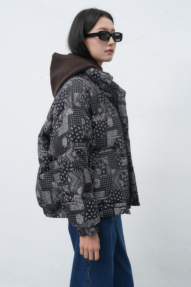 [25FW] UNISEX 에어믹스 페이즐리 푸퍼는 가을, 겨울 시즌 일상 및 여행룩에 적합한 유니섹스 푸퍼입니다. 오버핏 크롭 기장의 두꺼운 두께감으로 보온성을 높였으며, 부드러운 촉감의 나일론 소재를 사용했습니다. 블랙과 그레이 컬러, 페이즐리 및 패치워크 패턴이 캐주얼, 스트리트, 고프코어 스타일을 연출합니다. 집업 여밈 방식에 긴 소매 기장으로 활동성을 더했으며, 에어믹스 소재로 제작되어 편안한 착용감을 선사합니다.
