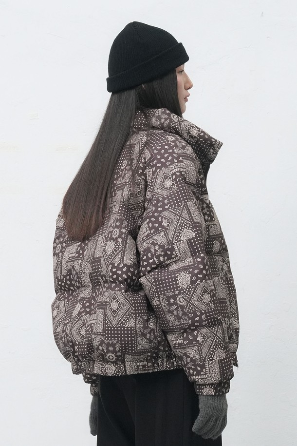 [25FW] UNISEX 에어믹스 페이즐리 푸퍼는 가을, 겨울 시즌에 어울리는 유니섹스 푸퍼입니다. 카키 컬러를 베이스로 페이즐리 패턴이 돋보이며, 캐주얼 및 스트리트 스타일을 모두 소화할 수 있습니다. 에어믹스 소재로 제작되어 부드러운 촉감과 뛰어난 보온성을 제공하며, 오버핏 디자인과 긴소매, 집업 여밈 방식으로 편안하게 착용 가능합니다. 여행룩, 캠핑룩 등 다양한 TPO에 활용 가능하며, 고프코어 스타일 연출에도 좋습니다. 두꺼운 두께감으로 한겨울 추위에도 따뜻하게 몸을 보호해 줍니다.
