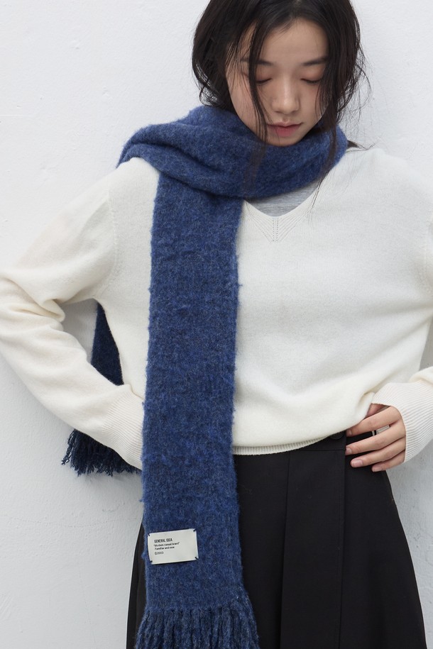 [25FW] UNISEX 헤어리 니트 머플러 [3COL]는 부드러운 촉감의 헤어리 텍스처가 특징인 유니섹스 머플러입니다. 가을과 겨울에 착용하기 좋은 두꺼운 두께감의 니트 소재로 제작되었으며, 베이직하고 캐주얼한 스타일을 연출하기 좋습니다. 네이비 컬러의 무지 디자인으로 다양한 옷차림에 매치하기 용이합니다. 캐주얼, 클래식, 미니멀 스타일을 즐겨 입는 분들께 추천합니다.
