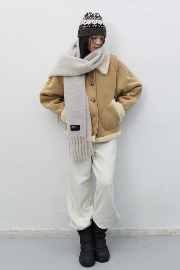 [25FW] ]UNISEX 빅 울 블렌드 머플러 [3COL] / SBE4U96017는 부드러운 울 블렌드 소재로 제작되어 가을과 겨울철 보온성을 책임지는 유니섹스 머플러입니다. 베이직하고 미니멀한 스타일로, 출근룩이나 모임룩 등 다양한 TPO에 활용하기 좋습니다. 빅 사이즈 디자인으로 포근함을 더하며, 버터, 블루, 라이트 그레이 세 가지 색상으로 출시되었습니다. 두꺼운 두께감과 부드러운 촉감으로 편안하게 착용할 수 있으며, 무지 패턴으로 어떤 스타일에도 잘 어울립니다. 클래식, 미니멀, 캐주얼 등 폭넓은 스타일을 연출할 수 있는 데일리 아이템입니다.
