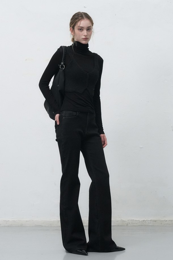 [25FW] WOMAN 소프트 울 터틀넥 티셔츠 [4COL] / WBE4L01520는 부드러운 소프트 울 소재로 제작되어 가을과 겨울에 따뜻하게 착용할 수 있는 여성 터틀넥 티셔츠입니다. 베이직하고 미니멀한 스타일로, 어떤 옷에도 잘 어울려 출근룩을 포함한 다양한 일상 코디에 활용하기 좋습니다. 레귤러핏에 긴소매 기장으로, 편안하면서도 세련된 실루엣을 연출합니다. 무지 디자인과 블랙 컬러는 어떤 스타일에도 쉽게 매치되어 활용도가 높습니다. 두꺼운 두께감으로 따뜻함을 더하며, 소프트 울 소재 특유의 부드러운 촉감이 특징입니다.
