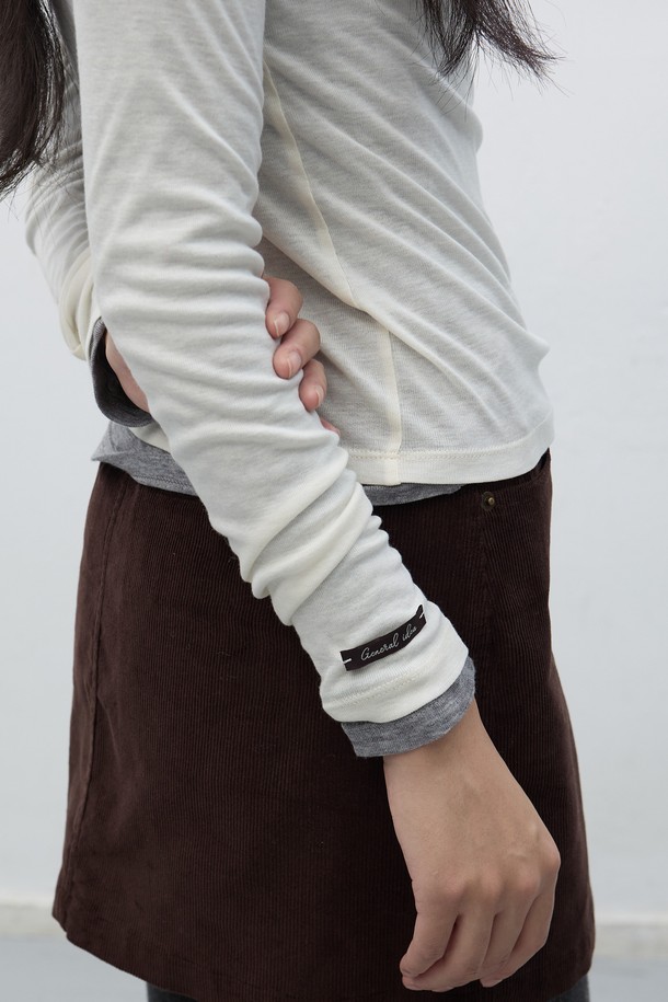 **[25FW] 우먼 소프트 울 터틀넥 티셔츠 [4COL] / WBE4L01520**는 부드러운 소프트 울 소재로 제작되어 가을, 겨울 시즌에 따뜻하고 포근하게 착용할 수 있는 여성 터틀넥 티셔츠입니다. 베이직한 디자인으로 출근룩, 오피스룩 등 다양한 TPO에 활용 가능하며, 클래식, 미니멀, 시크한 스타일 연출에 용이합니다. 레귤러핏에 긴 소매 기장으로, 레귤러 기장의 상의와 함께 어떤 하의에도 잘 어울립니다. 무지 디자인과 화이트 컬러는 어떤 의상에도 매치하기 쉬워 활용도가 높습니다. 부드러운 촉감의 소프트 울 소재가 편안한 착용감을 선사합니다.
