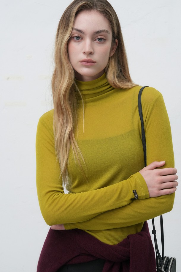 [25FW] WOMAN 소프트 울 터틀넥 티셔츠 [4COL] / WBE4L01520는 부드러운 소프트 울 소재로 제작되어 가을과 겨울에 따뜻하게 착용하기 좋은 여성 터틀넥 티셔츠입니다. 베이직한 디자인과 레귤러 핏으로, 클래식하고 미니멀한 스타일을 연출합니다. 무지 패턴에 긴 소매 기장으로 어떤 옷에도 쉽게 매치할 수 있으며, 머스타드 색상으로 포인트를 더했습니다. 얇은 두께감과 부드러운 촉감으로 편안하게 착용할 수 있으며, 일상복으로 활용하기 좋습니다.
