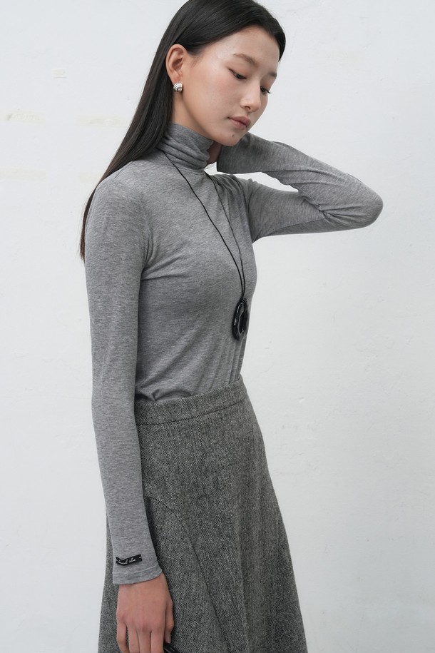 **[25FW] WOMAN 소프트 울 터틀넥 티셔츠 [4COL] / WBE4L01520**

부드러운 소프트 울 소재로 제작되어 포근하고 고급스러운 착용감을 선사하는 여성 터틀넥 티셔츠입니다. 4가지 다채로운 컬러로 출시되어, 다양한 스타일에 매치하기 용이합니다. 레귤러핏 디자인으로 편안한 착용감을 제공하며, 가을과 겨울 시즌 데일리룩과 모임룩에 활용하기 좋습니다. 베이직한 디자인으로 클래식, 미니멀, 캐주얼 등 폭넓은 스타일을 소화할 수 있는 활용도 높은 아이템입니다. 긴 소매 기장과 두꺼운 두께감으로 따뜻함을 더했습니다.
