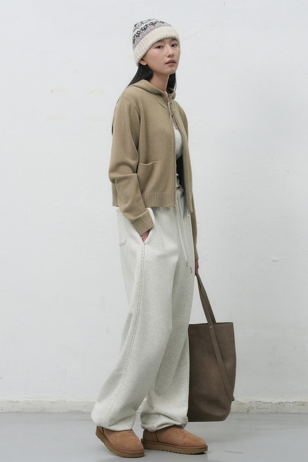 **[25FW] WOMAN 베이비쉽 니트 후드 집업 [3COL] / WBE4L04557**

부드러운 촉감의 베이비쉽 니트 소재로 제작된 여성용 후드 집업입니다. 가을과 겨울, 쌀쌀한 날씨에 따뜻하게 착용하기 좋은 두꺼운 두께감의 레귤러핏 니트입니다. 캐주얼, 베이직, 미니멀, 클래식한 스타일을 연출하기 좋으며, 집콕룩으로 편안하게 즐기기 좋습니다. 베이지, 네이비 2가지 컬러로 출시되었으며, 긴 소매와 후드 디자인이 특징입니다. 무지 패턴으로 어떤 옷에도 쉽게 매치할 수 있어 활용도가 높습니다.
