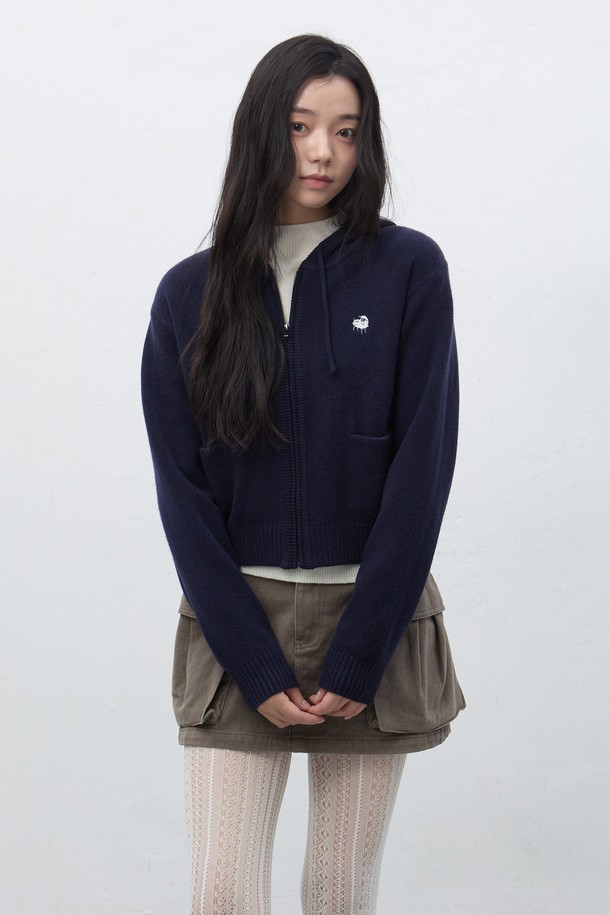 **[25FW] 우먼 베이비쉽 니트 후드 집업 [3COL] / WBE4L04557**

부드러운 베이비쉽 소재로 제작되어 포근한 착용감을 선사하는 여성용 니트 후드 집업입니다. 톤 다운된 네이비 컬러로, 캐주얼하면서도 미니멀한 스타일을 연출합니다. 가을, 겨울 시즌에 적합하며, 레귤러핏과 긴 소매 기장으로 편안함을 더했습니다. 무지 디자인에 두꺼운 두께감으로 따뜻함을 유지하며, 집콕룩과 산책룩에 모두 잘 어울립니다.
