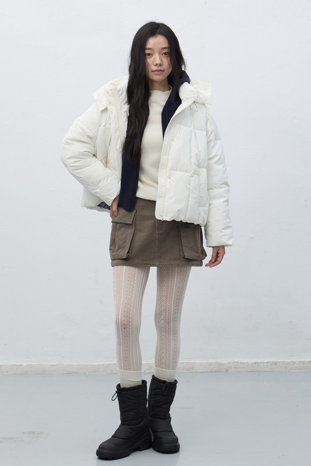 [25FW] WOMAN 스퀘어 퀼팅 후드 숏 푸퍼는 캐주얼한 스타일의 여성용 아우터입니다. 보온성을 높여주는 두꺼운 두께감의 나일론 소재로 제작되었으며, 숏 기장의 오버핏 디자인으로 편안한 착용감을 선사합니다. 퀼팅 패턴과 후드 디테일이 특징이며, 여행룩, 캠핑룩 등 다양한 TPO에 활용 가능합니다. 지퍼 여밈 방식과 긴 소매 기장으로 간편하게 착용할 수 있으며, 미니멀, 고프코어 스타일을 연출하기 좋습니다. 겨울, 가을 시즌에 따뜻하고 스타일리시하게 입을 수 있는 푸퍼입니다.
