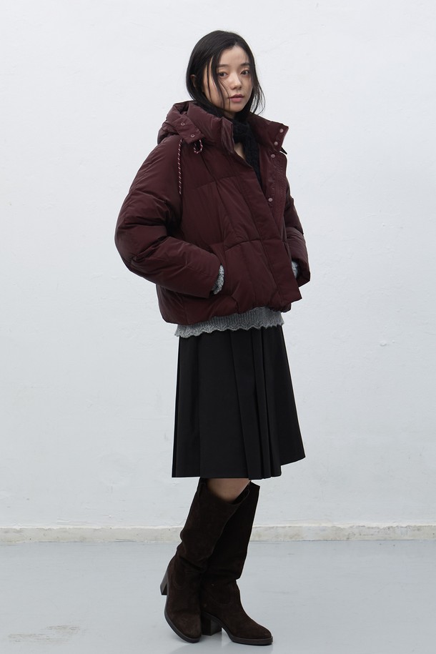 [25FW] WOMAN 스퀘어 퀼팅 후드 숏 푸퍼는 여성용 겨울 아우터로, 캐주얼한 스타일을 연출하기 좋습니다. 부드러운 촉감의 나일론과 폴리에스테르 혼방 소재로 제작되어 보온성을 높였습니다. 숏 기장에 레귤러 핏으로 편안하게 착용 가능하며, 집업 여밈 방식과 후드 디자인으로 실용성을 더했습니다. 스퀘어 퀼팅 패턴이 돋보이며, 화이트, 와인, 블랙 세 가지 색상으로 출시되었습니다. 산책룩, 집콕룩 등 다양한 TPO에 활용 가능하며, 미니멀, 클래식 스타일을 선호하는 분들께 추천합니다.
