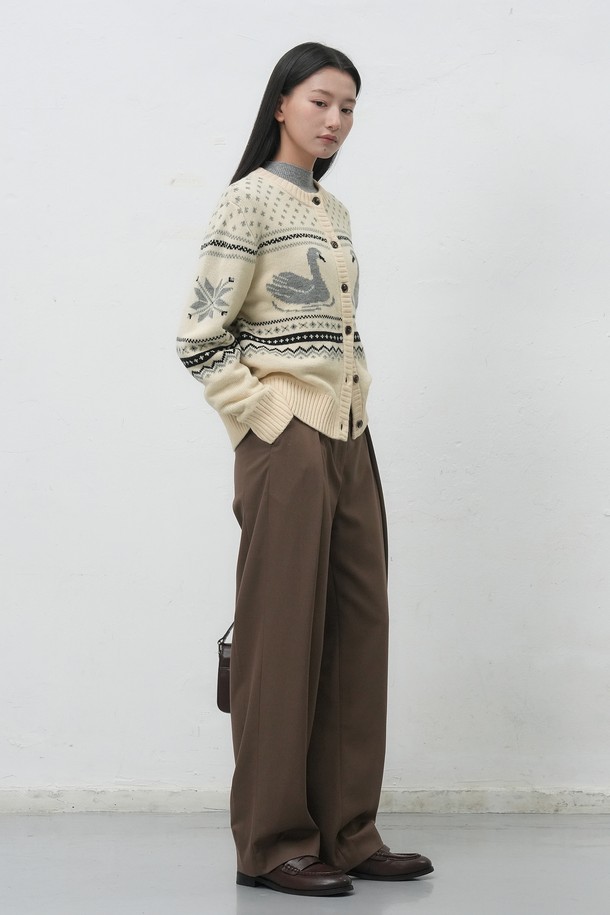 [25FW] WOMAN 와이드 원턱 슬랙스 [2COL]는 여성용 슬랙스로, 다크 베이지와 블랙 두 가지 색상으로 출시되었습니다. 가을, 겨울 시즌에 어울리는 긴 기장의 와이드핏 슬랙스로, 베이직하고 클래식한 스타일을 연출합니다. 원턱 디테일이 특징이며, 오피스룩, 출근룩, 모임룩 등 다양한 TPO에 활용 가능합니다. 미니멀하고 클래식한 스타일을 선호하는 여성에게 적합한 아이템입니다.
