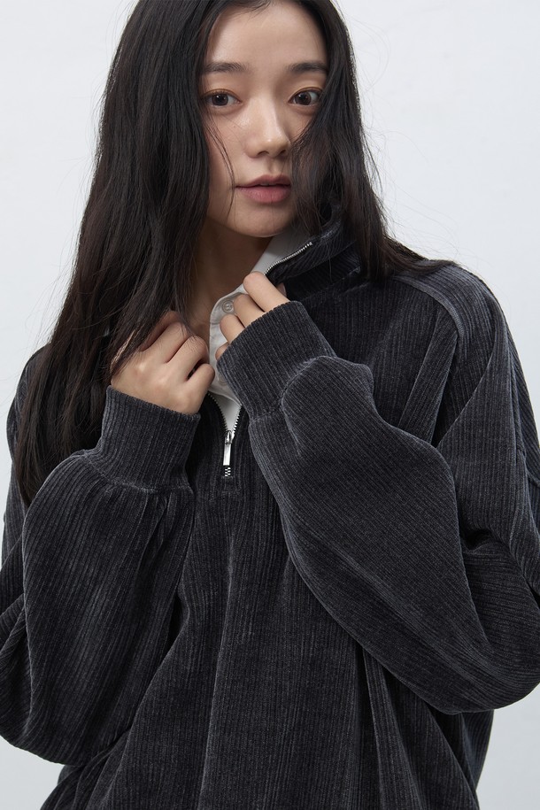 [25FW] WOMAN 리브드 벨로아 루즈핏 하프집업 [2COL] / WBE4L51521는 부드러운 벨로아 소재의 여성용 하프넥 하프집업입니다. 넉넉한 루즈핏으로 편안한 착용감을 선사하며, 가을과 겨울에 따뜻하게 입을 수 있습니다. 일상복과 피트니스룩으로 모두 활용 가능한 실용적인 아이템으로, 스포티, 캐주얼, 미니멀한 스타일을 연출하기 좋습니다. 리브드 디테일이 돋보이며, 블랙 컬러로 어떤 옷에도 쉽게 매치할 수 있습니다. 보온 기능으로 쌀쌀한 날씨에도 따뜻함을 유지해줍니다.
