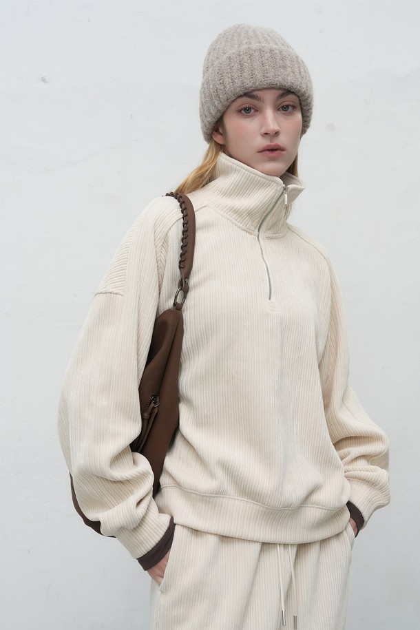 따뜻하고 부드러운 감촉의 [25FW] WOMAN 리브드 벨로아 루즈핏 하프집업입니다. 캐주얼 스타일의 여성 의류로, 가을과 겨울에 활용하기 좋습니다. 넉넉한 루즈핏과 하프넥 디자인으로 편안한 착용감을 선사하며, 부드러운 벨로아 소재가 포근함을 더합니다. 집콕룩, 산책룩 등 다양한 TPO에 매치하여 미니멀하고 클래식한 스타일을 연출해보세요. 2가지 컬러로 제공됩니다.
