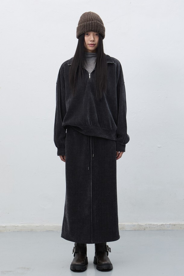 [25FW] WOMAN 리브드 벨로아 하프집업 세트 [2COL]는 여성용으로, 가을과 겨울에 따뜻하게 입을 수 있는 캐주얼 스타일의 세트 상품입니다. 부드러운 촉감의 벨로아 소재로 제작되었으며, 레귤러 핏에 하프넥 디자인으로 편안함을 더했습니다. 무지 패턴의 블랙 컬러로 어떤 스타일에도 쉽게 매치할 수 있으며, 긴 소매와 두꺼운 두께감으로 보온성을 높였습니다. 넉넉한 핏으로 활동성을 보장하며, 집업 스타일로 간편하게 착용 가능합니다.
