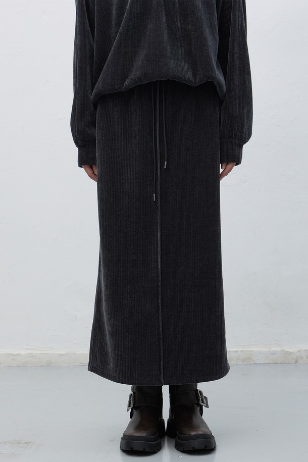 [25FW] WOMAN 리브드 벨로아 밴딩 롱스커트 [2COL]는 부드러운 촉감과 두꺼운 두께감으로 가을, 겨울 시즌에 따뜻하게 착용 가능한 여성 롱스커트입니다. 캐주얼, 베이직 스타일의 무지로, A라인 핏과 루즈핏으로 편안한 착용감을 선사합니다. 벨로아 소재와 밴딩 디테일이 특징이며, 출근룩과 모임룩 등 다양한 TPO에 활용 가능합니다. 블랙과 화이트 두 가지 컬러로 출시되어 미니멀, 클래식한 스타일을 연출하기 좋습니다.
