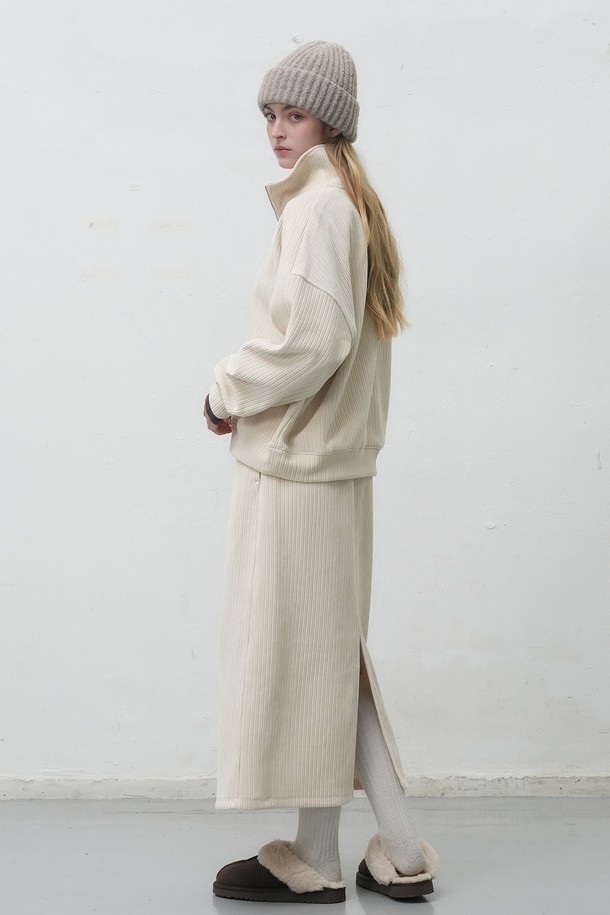 [25FW] WOMAN 리브드 벨로아 밴딩 롱스커트 [2COL]는 부드러운 벨로아 소재로 제작되어 포근한 착용감을 선사하는 여성 롱스커트입니다. 허리 밴딩 처리와 루즈핏 디자인으로 편안한 활동성을 보장하며, A라인 실루엣이 우아한 분위기를 더합니다. 아이보리 색상으로 출시되어 가을, 겨울 시즌 데이트룩, 모임룩 등 다양한 TPO에 활용하기 좋습니다. 베이직하면서도 클래식, 미니멀, 로맨틱 스타일을 모두 소화할 수 있는 매력적인 아이템입니다.
