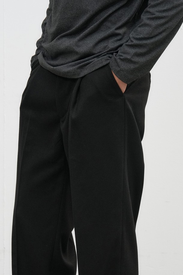 25FW MAN 클래식 원턱 와이드 슬랙스는 남성용 슬랙스로, 가을과 겨울에 착용하기 좋습니다. 무지 디자인에 와이드핏으로 제작되어 클래식하고 미니멀한 스타일을 연출합니다. 오피스룩, 비즈니스 캐주얼, 모임룩 등 다양한 TPO에 활용 가능하며, 시크한 느낌을 더해줍니다. 원턱 디테일이 특징이며, 편안한 착용감을 제공합니다. 블랙 컬러로 어떤 상의와도 쉽게 매치할 수 있습니다.
