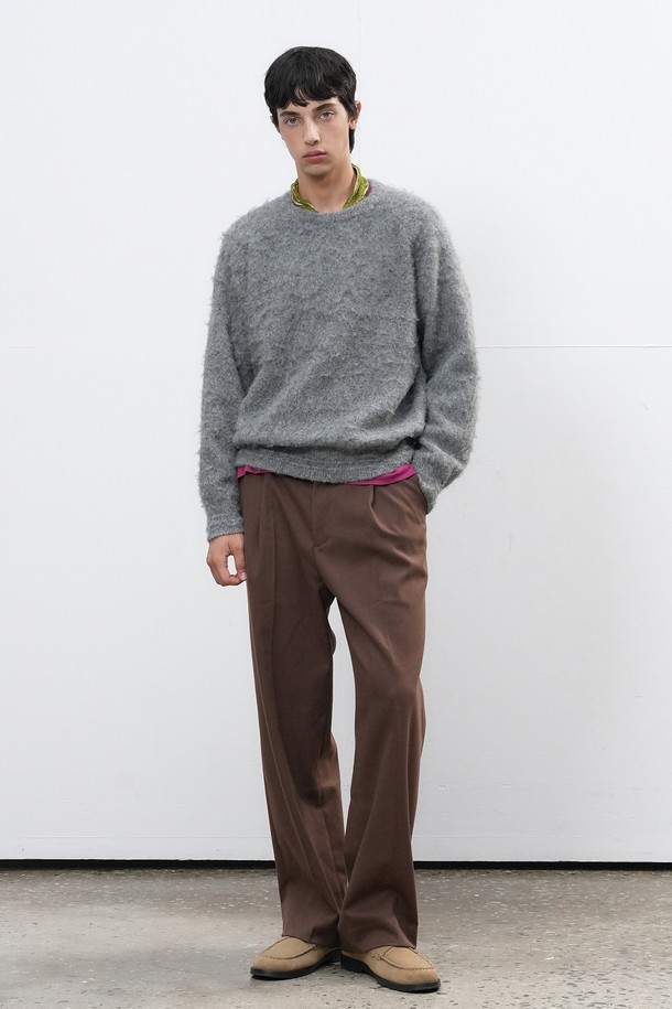 [25FW] MAN 클래식 원턱 와이드 슬랙스 [3COL]는 남성용 슬랙스로, 가을과 겨울에 착용하기 좋은 두께감의 긴 기장 바지입니다. 클래식하고 미니멀한 스타일을 추구하며, 일상, 출근룩, 비즈니스 캐주얼, 그리고 모임룩까지 다양한 TPO에 활용할 수 있습니다. 넉넉한 루즈핏 와이드 실루엣에 원턱 디테일이 더해져 편안하면서도 세련된 분위기를 연출합니다. 부드러운 폴리에스테르 소재로 제작되어 편안한 착용감을 선사하며, 브라운 컬러의 무지 디자인으로 어떤 상의와도 쉽게 매치할 수 있습니다.
