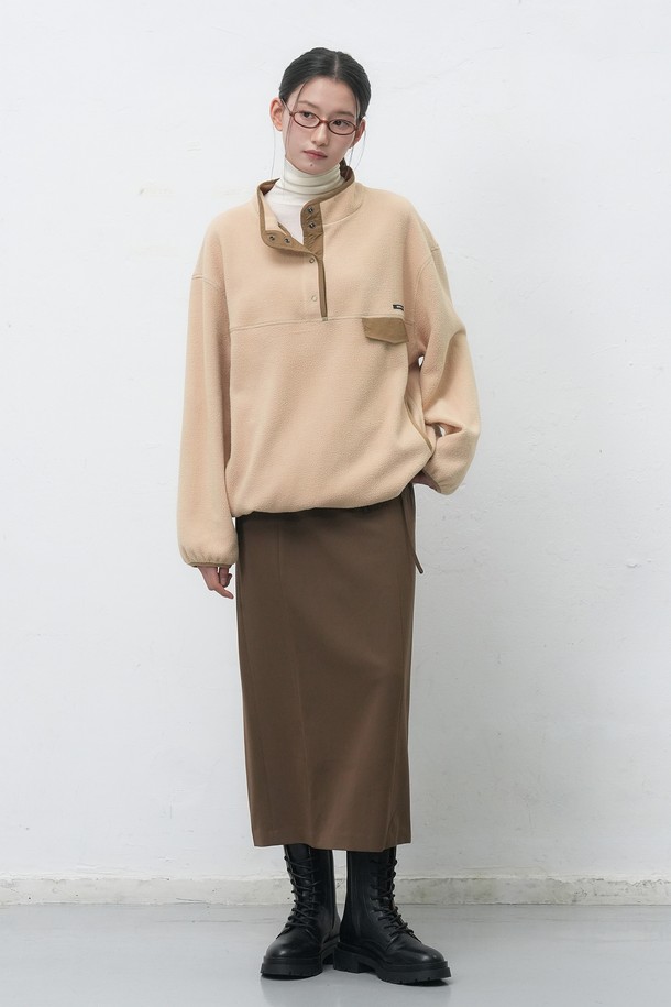 [25FW] UNISEX 소프트 하이넥 플리스 아노락은 부드러운 플리스 소재로 제작되어 포근한 착용감을 선사합니다.  가을과 겨울철, 일상에서 캐주얼하고 스포티한 스타일을 연출하기 좋습니다.  하이넥 디자인과 스냅 여밈 방식으로, 보온성을 높이고 편안하게 착용할 수 있습니다. 베이지, 차콜, 브라운 세 가지 색상으로 출시되어 다양한 룩에 활용 가능합니다.  루즈핏으로 제작되어 활동성이 뛰어나며, 두꺼운 두께감으로 따뜻하게 몸을 감싸줍니다.
