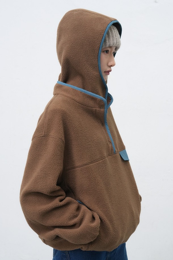 따뜻하고 부드러운 착용감의 남녀 공용 소프트 하이넥 플리스 아노락입니다. 넉넉한 루즈핏으로 편안함을 강조했으며, 보온성을 높이는 두꺼운 두께감의 플리스 소재를 사용했습니다. 캐주얼, 스포티, 미니멀 스타일을 모두 소화할 수 있는 디자인이며, 베이지, 차콜, 브라운 세 가지 색상으로 출시되었습니다. 가을, 겨울 시즌 데일리룩에 활용하기 좋은 아이템입니다. 집업 방식으로 간편하게 착용 가능하며, 하이넥 디자인으로 보온성을 더했습니다.
