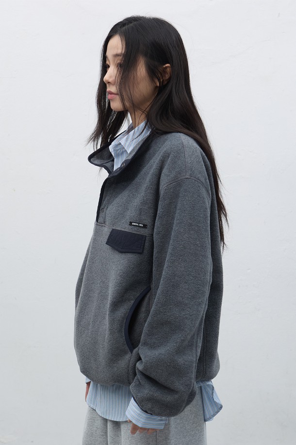 [25FW] UNISEX 소프트 하이넥 플리스 아노락은 부드러운 소프트 플리스 소재로 제작되어 포근한 착용감을 선사합니다. 유니섹스 디자인으로 남녀 모두 편안하게 착용 가능하며, 캐주얼 및 스포티 스타일을 연출하기 좋습니다. 하이넥 디자인과 레귤러핏으로 보온성을 높였으며, 가을, 겨울 시즌 데일리룩에 활용하기 좋은 아이템입니다. 베이지, 차콜, 브라운 세 가지 색상으로 출시되어 취향에 맞게 선택할 수 있습니다. 무지 패턴의 긴소매 아노락으로 미니멀한 스타일을 즐길 수 있습니다.
