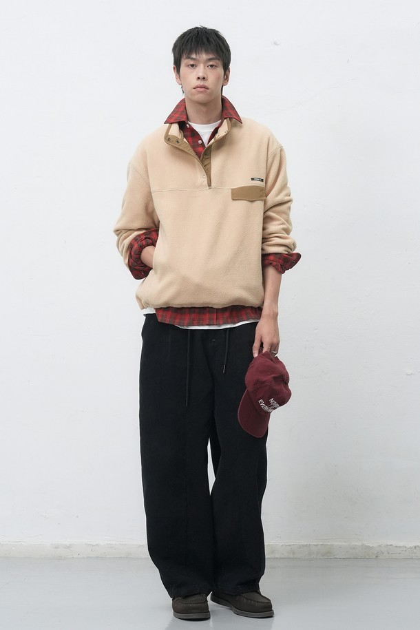 [25FW] 유니섹스 소프트 하이넥 플리스 아노락은 부드러운 촉감의 플리스 소재로 제작되어 가을, 겨울철 따뜻함을 선사합니다. 차분한 베이지, 차콜, 브라운 3가지 색상으로 출시되어 어떤 룩에도 쉽게 매치할 수 있습니다. 하이넥 디자인과 하프 집업 여밈 방식으로 보온성을 높였으며, 오버핏으로 편안한 착용감을 제공합니다. 캐주얼, 스포티, 미니멀 스타일을 즐기는 분들께 산책, 캠핑, 집콕 등 다양한 TPO에 활용 가능한 데일리 아우터입니다. 두꺼운 두께감으로 추운 날씨에도 든든하게 몸을 감싸줍니다.
