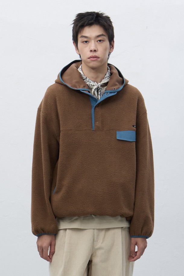 따뜻함과 스타일을 모두 갖춘 [25FW] UNISEX 소프트 하이넥 플리스 아노락입니다. 부드러운 소프트 플리스 소재로 제작되어 뛰어난 착용감을 선사하며, 겨울철 보온성을 책임집니다. 하이넥 디자인과 레귤러핏으로 제작되어 캐주얼, 스포티, 미니멀 등 다양한 스타일 연출이 가능합니다. 베이지, 차콜, 브라운 3가지 컬러로 출시되어, 산책, 캠핑, 집콕 등 어떤 TPO에도 활용하기 좋습니다. 긴 소매와 스냅 여밈 방식으로 편안함과 실용성을 더했습니다.
