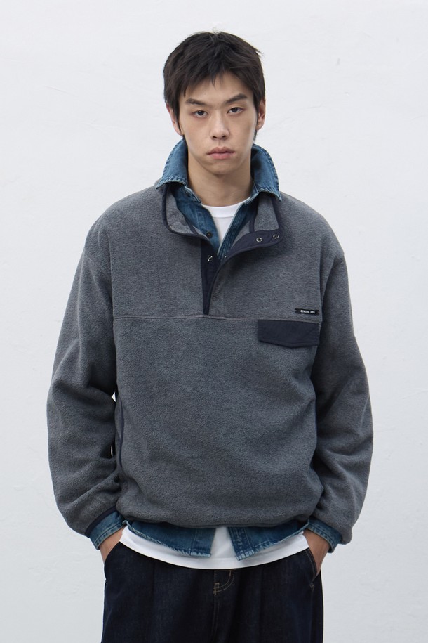 [25FW] UNISEX 소프트 하이넥 플리스 아노락은 부드러운 촉감의 플리스 소재로 제작되어 가을, 겨울철 보온성을 책임지는 아노락입니다. 루즈핏으로 편안한 착용감을 선사하며, 하이넥 디자인과 집업 여밈 방식으로 스타일리시함을 더했습니다. 베이지, 차콜, 브라운 3가지 색상으로 출시되어 다양한 룩에 매치하기 용이하며, 캐주얼, 스포티, 미니멀 스타일을 즐기는 분들께 추천합니다. 산책룩이나 캠핑룩으로 활용하여 따뜻하고 포근한 분위기를 연출할 수 있습니다. 무지 디자인으로 어떤 옷에도 잘 어울려 데일리 아우터로 손색없습니다.
