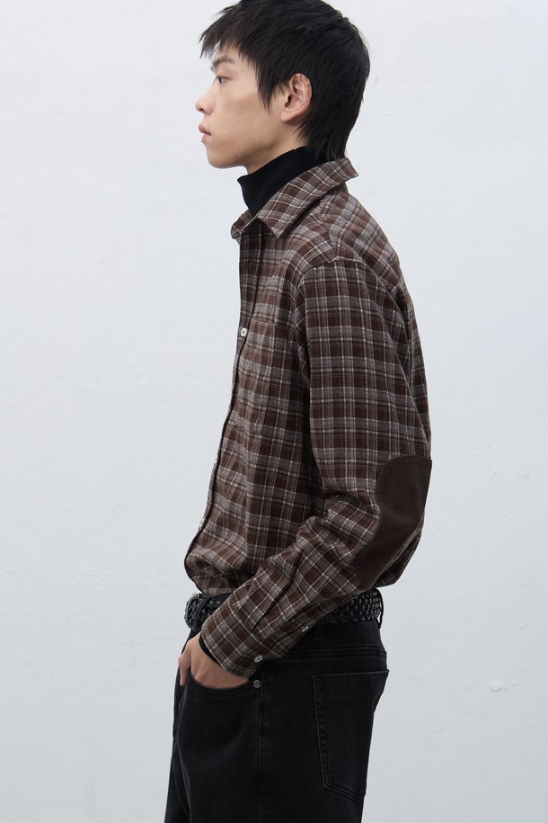 **[25FW] MAN 레귤러핏 플란넬 체크 셔츠 [2COL]**는 가을과 겨울, 일상과 같은 다양한 TPO에 활용 가능한 남성용 셔츠입니다. 부드러운 플란넬 소재와 넉넉한 레귤러핏으로 편안한 착용감을 선사하며, 두 가지 컬러(레드, 브라운)의 체크 패턴이 캐주얼하고 베이직한 스타일을 연출합니다. 출근룩부터 모임룩까지 폭넓게 활용할 수 있으며, 클래식, 미니멀 스타일에도 잘 어울립니다. 긴 소매 기장과 카라 디자인으로 깔끔한 실루엣을 완성합니다.

