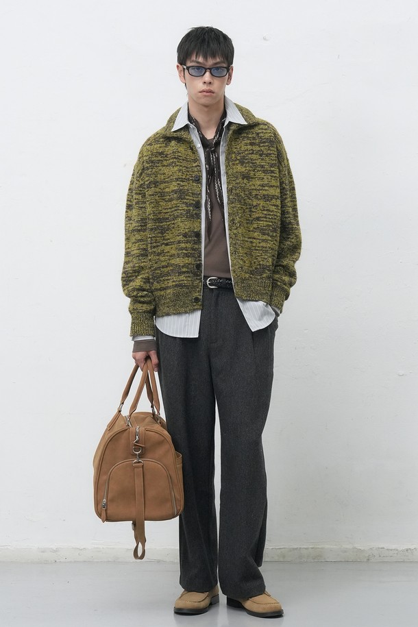 **[25FW] MAN 울 클래식 투턱 슬랙스 [2COL] / SBE4M11011**

가을, 겨울 시즌 남성용 울 소재 클래식 슬랙스입니다. 블랙, 그레이 두 가지 색상으로 출시되었으며, 넉넉한 레귤러핏에 투턱 디테일이 특징입니다. 오피스룩, 비즈니스 캐주얼, 출근룩 등 다양한 TPO에 활용 가능하며, 미니멀하고 클래식한 스타일을 연출하기 좋습니다. 두께감 있는 울 소재로 제작되어 보온성을 높였습니다.
