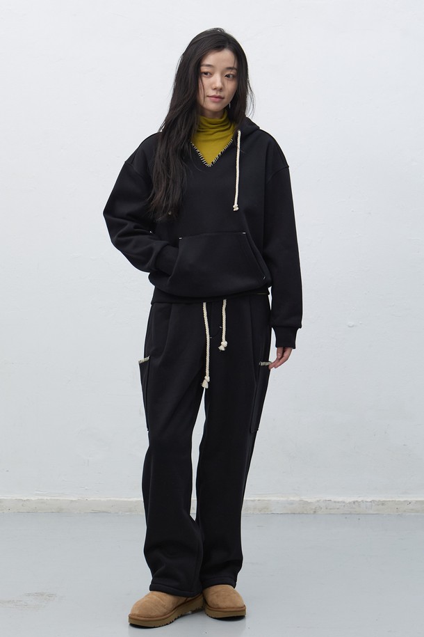 **[25FW] UNISEX 스티치 스웻 후드 세트 [3COL] / SBE4U51013SET**는 캐주얼, 스포티, 미니멀 스타일을 모두 아우르는 유니섹스 후드 스웻셔츠 세트입니다. 가을, 겨울 시즌에 어울리는 두꺼운 면 소재로 제작되어 부드러운 촉감을 선사하며, 오버핏 디자인으로 편안한 착용감을 제공합니다. 집콕룩, 산책룩, 캠핑룩 등 다양한 TPO에 활용 가능하며, 블랙 색상에 스티치 디테일이 포인트로 더해져 세련된 느낌을 줍니다. 긴 소매와 후드 디자인으로 보온성을 높였으며, 데일리룩으로 활용하기 좋은 아이템입니다.
