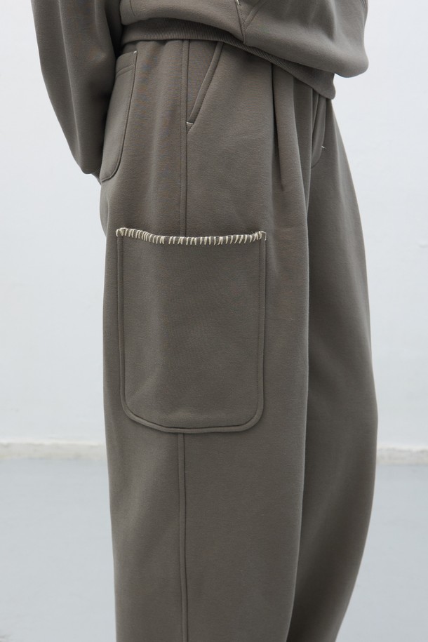 [25FW] UNISEX 스티치 스웻 후드 세트 [3COL]는 부드러운 촉감의 면 소재로 제작되어 가을, 겨울 시즌에 따뜻하게 착용하기 좋은 후드 티셔츠 세트입니다. 루즈핏으로 편안한 착용감을 선사하며, 데일리룩, 집콕룩, 산책룩 등 다양한 TPO에 활용 가능합니다. 베이직하고 캐주얼한 스타일로, 무지 디자인에 스티치 디테일이 더해져 미니멀한 매력을 더합니다. 두꺼운 두께감으로 보온성을 높였으며, 후드 디자인으로 더욱 스타일리시하게 연출할 수 있습니다. 남녀 모두 착용 가능한 유니섹스 제품으로, 편안함과 스타일을 동시에 잡을 수 있는 아이템입니다.
