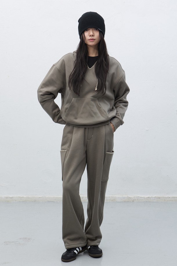 [25FW] UNISEX 스티치 스웻 후드 세트 [3COL]는 캐주얼하고 베이직한 스타일의 유니섹스 후드티 세트입니다. 가을, 겨울 시즌에 적합하며, 두꺼운 두께감과 부드러운 촉감의 스웻 소재로 제작되어 편안한 착용감을 선사합니다. 집콕룩, 출근룩 등 다양한 TPO에 활용 가능하며, 미니멀한 스타일을 연출하기 좋습니다. 무지 디자인에 스티치 디테일이 더해져 포인트를 주며, 레귤러핏으로 제작되어 편안한 활동성을 제공합니다. 네크라인은 후드 디자인이며, 긴 소매 기장으로 따뜻하게 착용할 수 있습니다.
