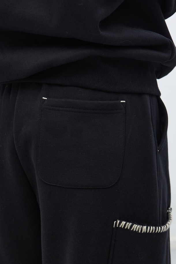 [25FW] 유니섹스 스티치 카고 스웻팬츠는 캐주얼과 스트리트, 미니멀 스타일을 모두 아우르는 디자인입니다. 부드러운 면 소재로 제작되어 편안한 착용감을 선사하며, 가을과 겨울에 적합한 두꺼운 두께감으로 보온성을 높였습니다. 루즈핏으로 활동성을 더하고, 허리 밴딩 처리로 편안하게 착용 가능합니다. 블랙, 카키, 그레이 3가지 컬러로 출시되어 다양한 스타일 연출이 용이하며, 스티치 디테일과 카고 포켓으로 디자인 포인트를 더했습니다. 긴 기장감으로 다리가 길어 보이는 효과를 줍니다.
