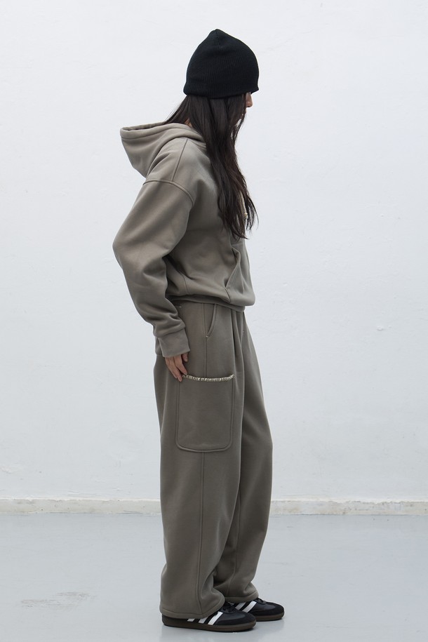 [25FW] UNISEX 스티치 카고 스웻팬츠는 캐주얼, 스트릿, 미니멀 스타일을 즐기는 유니섹스를 위한 제품입니다. 가을, 겨울 시즌에 어울리는 두꺼운 두께감의 면 소재로 제작되어 부드러운 촉감을 선사합니다. 루즈핏으로 편안한 착용감을 제공하며, 밴딩 허리와 카고 포켓, 스티치 디테일이 특징입니다. 블랙, 카키, 그레이 3가지 색상으로 출시되어 다양한 캠핑룩과 일상룩에 활용하기 좋습니다. 긴 기장으로 어떤 스타일에도 잘 어울리는 활용도 높은 아이템입니다.
