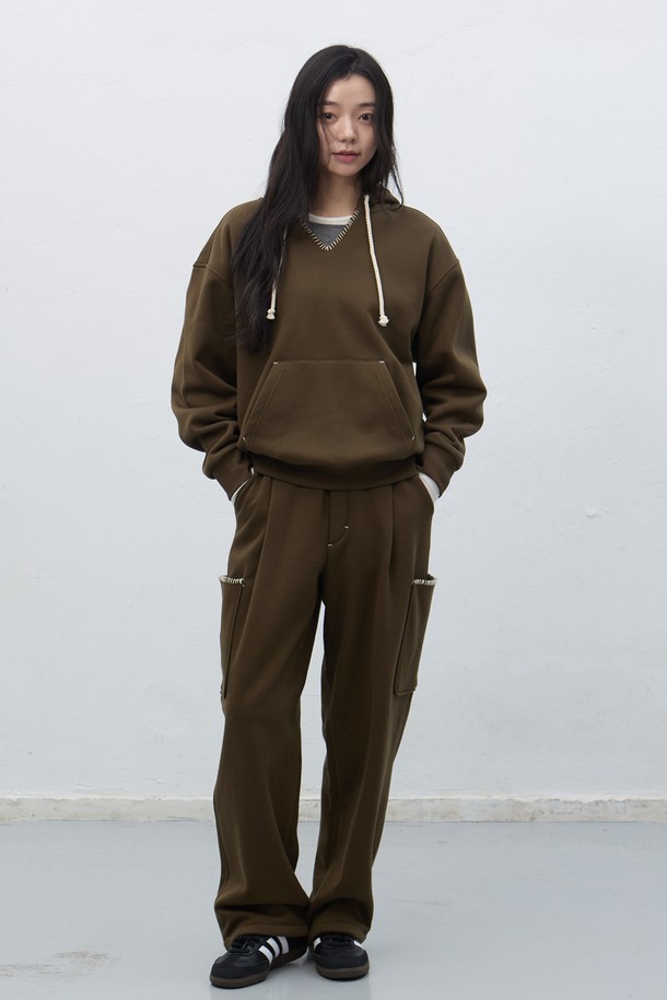 **[25FW] UNISEX 스티치 카고 스웻팬츠 [3COL]**는 가을, 겨울 시즌에 어울리는 유니섹스 카고 스웻팬츠입니다. 부드러운 면 소재로 제작되어 편안한 착용감을 선사하며, 루즈핏으로 캐주얼하고 스트릿한 스타일을 연출합니다. 블랙, 카키, 그레이 3가지 색상으로 출시되었으며, 긴 기장과 두꺼운 두께감으로 보온성을 높였습니다. 밴딩 처리된 허리와 카고 포켓, 스티치 디테일이 돋보이는 디자인으로, 캠핑룩이나 집콕룩 등 다양한 TPO에 활용 가능합니다. 캐주얼, 스트리트, 미니멀 스타일을 즐겨 입는 분들께 추천합니다.
