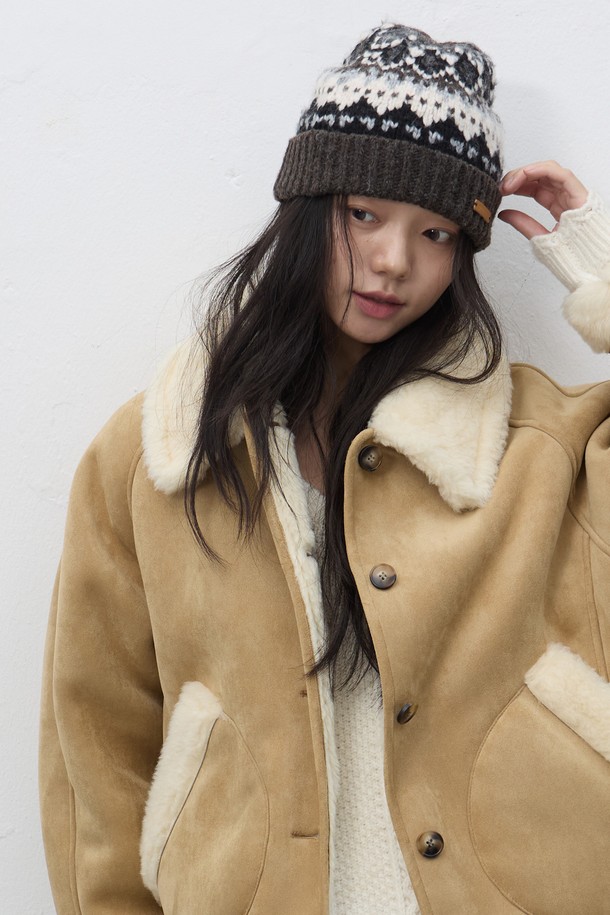 **[25FW] UNISEX 노르딕 비니 [3COL]**는 가을, 겨울 시즌에 어울리는 유니섹스 비니입니다. 울과 아크릴 혼방 소재로 제작되어 부드러운 촉감과 뛰어난 보온성을 자랑합니다. 깊은 모자 깊이와 두꺼운 두께, 노르딕 패턴 디자인이 특징이며, 네이비와 그레이 두 가지 색상으로 출시되었습니다. 출근룩과 연말 모임룩에 클래식, 캐주얼, 미니멀 스타일로 포인트를 더할 수 있습니다.
