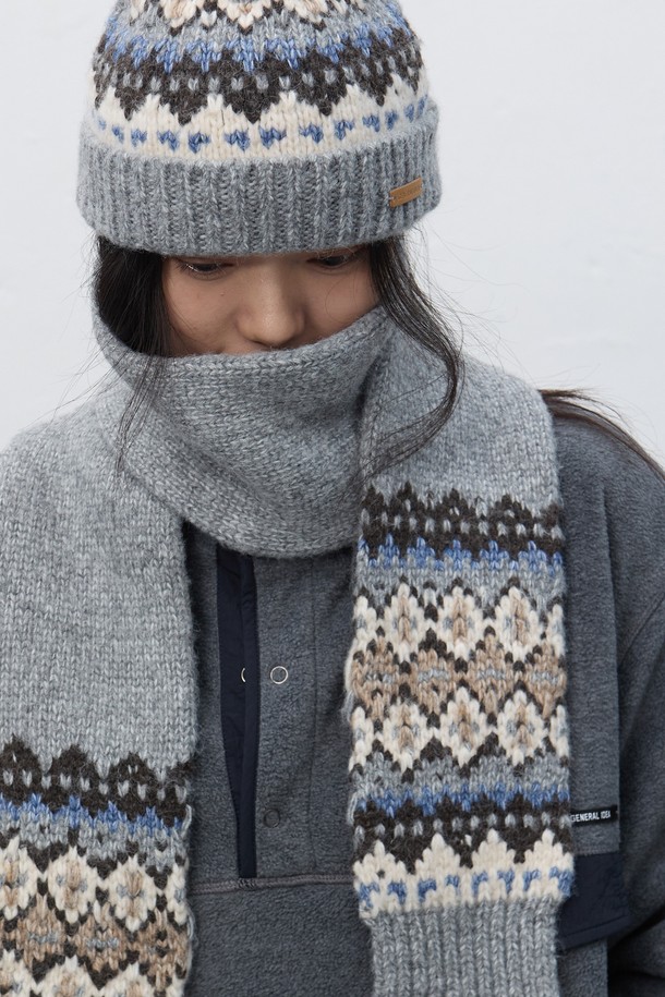 **[25FW] UNISEX 노르딕 비니 [3COL] / SBE4U91012**는 부드러운 울과 아크릴 혼방 소재로 제작되어 가을, 겨울철 따뜻하게 착용할 수 있는 깊이 있는 비니입니다. 유니섹스 디자인으로 남녀 모두 착용 가능하며, 그레이, 화이트, 블랙 3가지 기본 컬러로 출시되어 다양한 스타일과 매치하기 좋습니다. 노르딕 패턴이 디자인되어 캐주얼, 클래식, 미니멀 스타일 모두 소화 가능하며, 특히 출근룩에 포인트를 더할 수 있습니다. 두꺼운 두께감으로 방한 기능까지 갖춘 겨울용 비니입니다.
