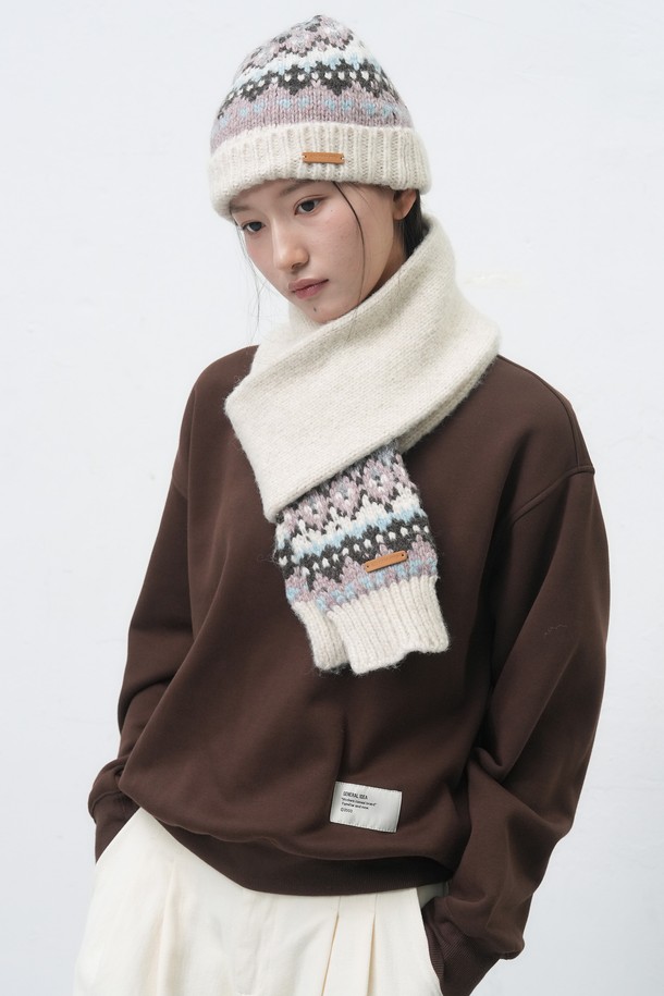 [25FW] UNISEX 노르딕 비니 [3COL]는 울과 아크릴 혼방 소재로 제작되어 부드러운 촉감을 자랑하며, 가을과 겨울철 따뜻하게 착용할 수 있는 방한용 비니입니다. 깊은 모자 깊이와 두꺼운 두께로 보온성을 높였으며, 노르딕 패턴과 니트, 폼폼 장식이 더해져 캐주얼, 클래식, 미니멀 스타일 모두 소화 가능한 디자인입니다. 베이지, 그레이, 브라운 세 가지 색상으로 출시되어 다양한 겨울 의상에 매치하기 용이합니다. 남녀 공용으로 제작되어 유행 없이 오랫동안 착용할 수 있으며 데일리룩에 포인트를 더해줍니다.
