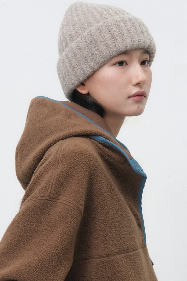 [25FW] UNISEX 하찌 니트 비니는 가을, 겨울 시즌에 착용하기 좋은 유니섹스 비니입니다. 부드러운 촉감의 니트 소재로 제작되었으며, 깊은 모자 깊이와 두꺼운 두께감으로 따뜻하게 착용할 수 있습니다. 베이지 컬러의 하찌 니트 패턴이 돋보이며, 캐주얼, 미니멀, 클래식 스타일의 산책룩에 잘 어울립니다. 데일리 아이템으로 활용하기 좋은 디자인입니다.
