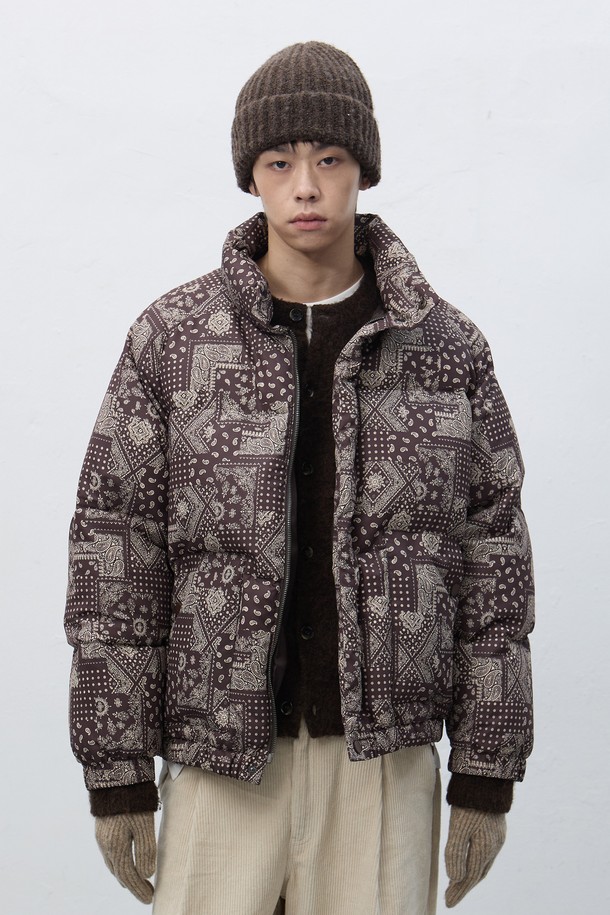 따뜻하고 포근한 [25FW] 유니섹스 하찌 니트 비니입니다. 부드러운 니트 소재로 제작되어 뛰어난 착용감을 선사하며, 깊은 모자 깊이로 안정감 있는 핏을 제공합니다. 가을, 겨울 시즌에 어울리는 두꺼운 두께감으로 보온성을 높였으며, 하찌 패턴이 은은한 포인트를 더합니다. 브라운 컬러는 어떤 의상에도 잘 어울려 출근룩, 연말 모임룩 등 다양한 TPO에 활용 가능하며, 캐주얼, 클래식, 미니멀 스타일 모두 소화 가능합니다.
