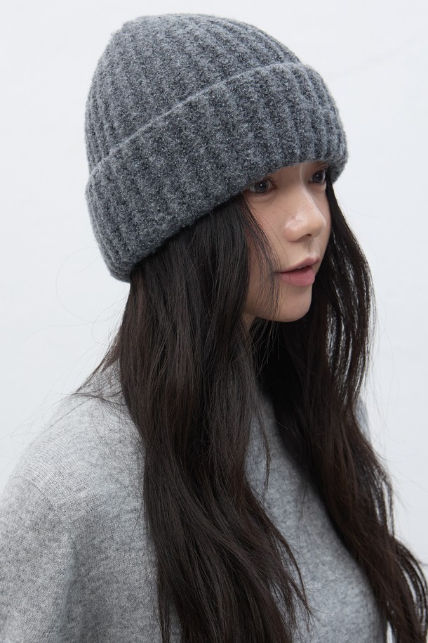 [25FW] UNISEX 하찌 니트 비니는 가을, 겨울 시즌에 어울리는 유니섹스 비니입니다. 부드러운 니트 소재로 제작되어 깊은 깊이감과 뛰어난 보온성을 제공하며 일상 및 출근룩, 여행룩에 활용하기 좋습니다. 미니멀, 캐주얼, 클래식 스타일을 모두 아우르는 디자인으로, 하찌 패턴의 은은한 멋스러움을 더했습니다. 그레이 컬러로 다양한 의상에 매치하기 용이하며, 폭넓은 연령층에서 착용하기 좋습니다.
