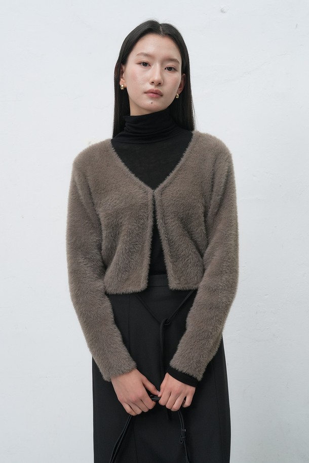 [25FW] 우먼 헤어리 크롭 가디건은 부드러운 울 소재로 제작되어 포근한 착용감을 선사합니다. 민트, 브라운, 블랙 3가지 색상으로 출시되어, 캐주얼하고 미니멀한 스타일을 연출하기 좋습니다. 브이넥 라인과 긴 소매, 헤어리 텍스처가 특징이며, 크롭 기장으로 트렌디함을 더했습니다. 두꺼운 두께감으로 가을, 겨울철 출근룩에 따뜻하게 활용할 수 있는 베이직 가디건입니다. 루즈핏으로 편안하게 착용 가능합니다.
