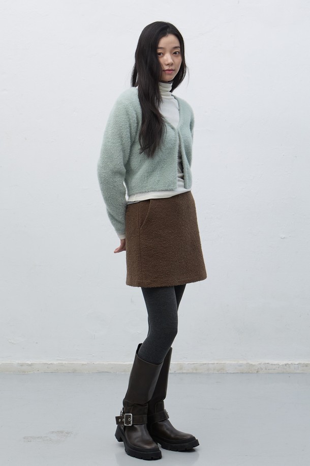 [25FW] WOMAN 헤어리 크롭 가디건 [3COL]는 여성용 가디건으로, 캐주얼하고 미니멀한 스타일을 연출합니다. 부드러운 헤어리 텍스처와 루즈핏으로 편안한 착용감을 선사하며, 가을과 겨울에 따뜻하게 입을 수 있습니다. 크롭 기장과 라운드넥 디자인이 특징이며, 민트, 브라운 등 세 가지 다채로운 컬러로 출시되었습니다. 집콕룩으로 활용하기 좋으며, 일상생활에서 폭넓게 활용할 수 있습니다.
