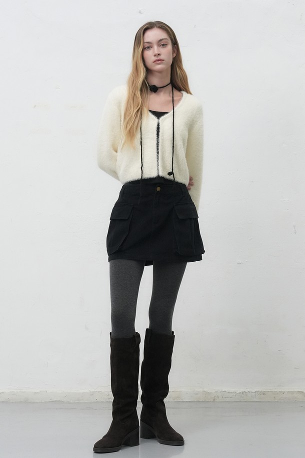 [25FW] WOMAN 헤어리 크롭 가디건 [3COL] / WBE4L04555는 부드러운 울 소재로 제작된 여성용 가디건입니다. 아이보리 컬러의 무지 디자인으로, 캐주얼, 미니멀, 클래식 스타일을 연출하기 좋습니다. 가을, 겨울 시즌에 어울리는 두꺼운 두께감과 긴 소매 기장이 특징이며, 브이넥 라인과 레귤러 핏으로 편안하게 착용할 수 있습니다. 헤어리 텍스처가 돋보이는 크롭 기장의 가디건으로, 데이트룩이나 모임룩에 활용하기 좋습니다. 버튼 여밈 방식으로 간편하게 스타일링할 수 있습니다.
