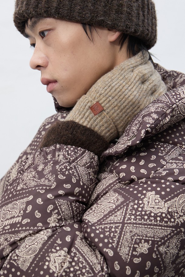 [25FW] UNISEX 리브드 니트 글러브는 가을, 겨울 시즌에 따뜻하게 착용할 수 있는 유니섹스 장갑입니다. 부드러운 촉감의 니트 소재로 제작되었으며, 리브드 패턴으로 디자인되어 미니멀, 클래식, 캐주얼 스타일 모두에 잘 어울립니다. 베이지, 화이트, 크림 3가지 컬러로 출시되어 다양한 스타일에 매치하기 좋습니다. 두꺼운 두께감으로 보온성을 높여 추운 날씨에도 따뜻함을 유지해 줍니다. 일상생활에서 데일리하게 활용하기 좋은 니트 글러브입니다.
