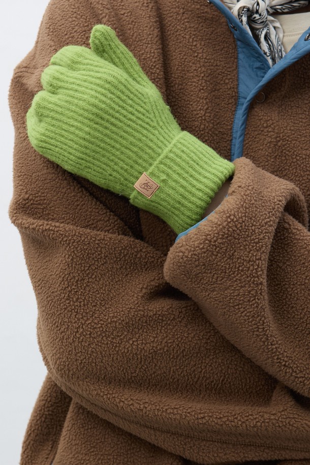 **[25FW] UNISEX 리브드 니트 글로브**는 가을과 겨울, 일상과 출근룩, 모임룩에 모두 잘 어울리는 유니섹스 장갑입니다. 부드러운 촉감의 니트 소재로 제작되었으며, 보온성을 높여 추운 날씨에도 따뜻하게 착용할 수 있습니다. 클래식, 미니멀, 캐주얼 스타일 모두 소화 가능하며, 리브드 디테일이 은은한 포인트를 더합니다. 블랙과 그린, 두 가지 색상으로 출시되어 취향에 맞게 선택할 수 있습니다.
