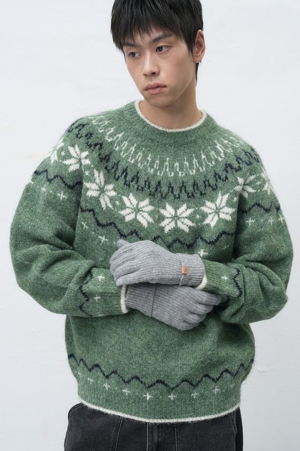 [25FW] UNISEX (유니섹스) 리브드 니트 글로브는 가을, 겨울 시즌에 착용하기 좋은 장갑입니다. 부드러운 니트 소재로 제작되었으며, 보온성을 위한 두꺼운 두께감과 골지(리브드) 디테일이 특징입니다. 클래식, 미니멀, 캐주얼 스타일 모두 소화 가능하며, 출근룩에도 잘 어울립니다. 남녀 모두 착용할 수 있는 유니섹스 디자인으로 그레이 컬러로 출시되었습니다.
