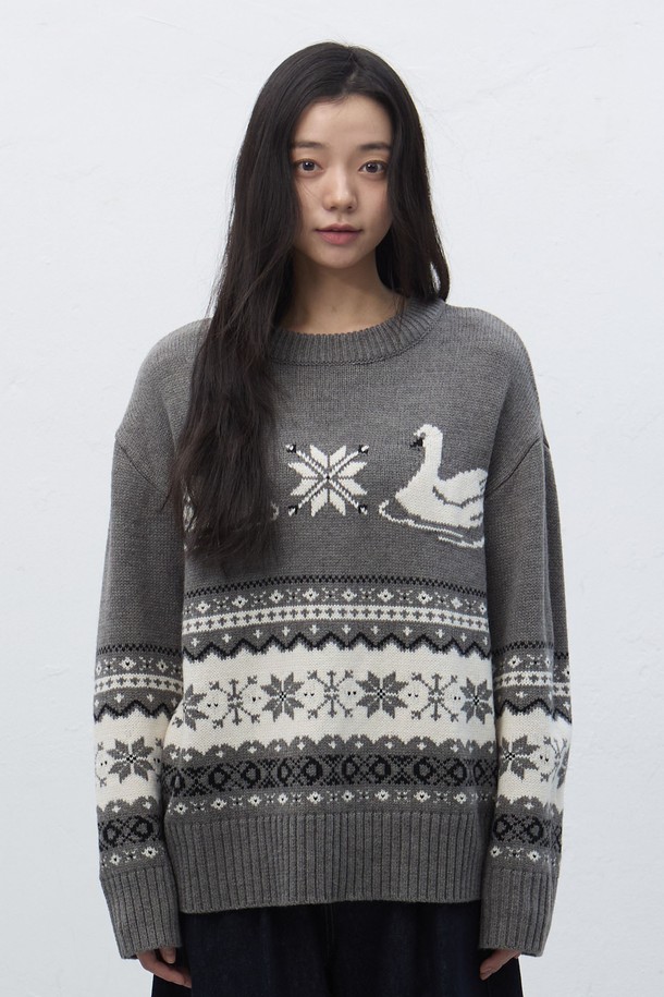 [25FW] WOMAN 스완 노르딕 니트 풀오버는 포근한 울 소재로 제작되어 가을과 겨울에 따뜻하게 착용할 수 있는 여성용 니트입니다. 라운드넥 디자인에 긴 소매 기장으로, 캐주얼한 스타일을 연출하기 좋습니다. 두꺼운 두께감과 부드러운 촉감은 편안한 착용감을 선사하며, 레귤러 핏으로 제작되었습니다. 스완 패턴과 스노우플레이크 무늬가 돋보이는 풀오버 스타일의 니트로, 그레이, 화이트 2가지 색상으로 만나보실 수 있습니다.

