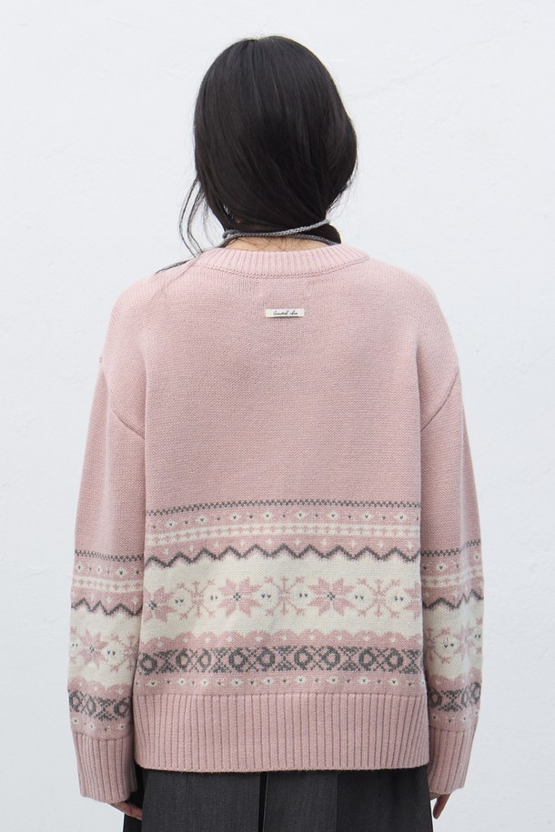 [25FW] WOMAN 스완 노르딕 니트 풀오버는 여성용 상의 니트/스웨터입니다. 겨울, 가을 시즌에 어울리는 두꺼운 두께감과 부드러운 촉감이 특징이며, 일상, 데이트룩, 모임룩에 모두 활용 가능합니다. 레귤러핏의 하프넥 디자인으로 캐주얼, 클래식, 미니멀 스타일을 모두 소화할 수 있으며, 핑크 컬러와 스노우플레이크 노르딕 패턴이 사랑스러운 분위기를 연출합니다. 울 소재의 긴소매 레귤러 기장 풀오버로, 포근하고 따뜻하게 착용할 수 있습니다.
