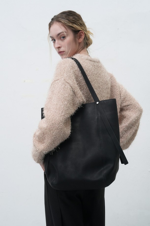 세련된 스타일을 완성할 [25FW] WOMAN 스웨이드 바스켓 숄더백입니다. 부드러운 스웨이드 소재와 사각 형태의 바스켓 디자인이 돋보이며, 오픈형 잠금 방식으로 편리함을 더했습니다. 미디엄 사이즈로 데이트룩, 모임룩 등 다양한 TPO에 활용 가능하며, 클래식, 미니멀, 시크 스타일을 연출하기 좋습니다. 컬러는 블랙 한 가지로 출시되었습니다.
