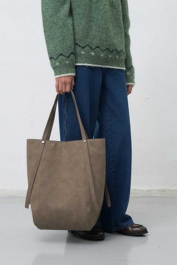 **[25FW] WOMAN 스웨이드 바스켓 숄더백 [2COL] / WBE4L92517**

가을, 겨울 시즌에 어울리는 여성용 스웨이드 바스켓 숄더백입니다. 미니멀하고 클래식한 디자인으로 다양한 스타일 연출에 활용하기 좋습니다. 부드러운 스웨이드 소재와 무지 패턴이 특징이며, 숄더백 형태로 제작되어 일상생활에서 편리하게 사용할 수 있습니다.
